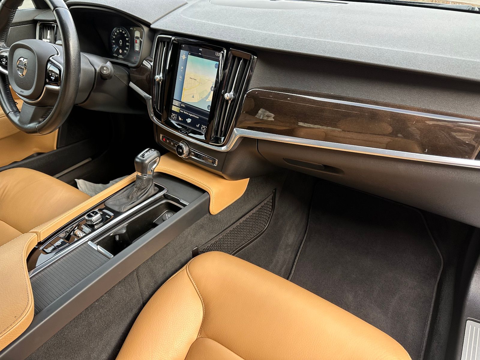 Fahrzeugabbildung Volvo V90 KOMBI GEARTRONIC MOMENTUM*PANO+LEDER*