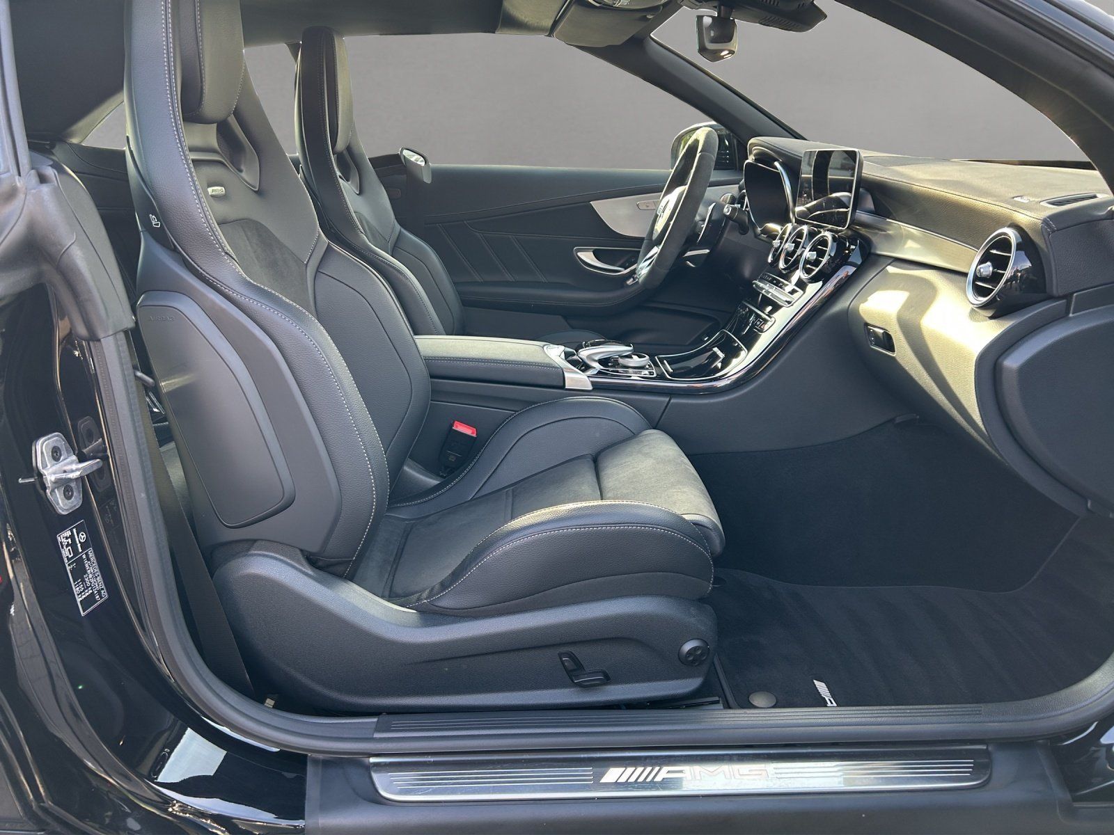 Fahrzeugabbildung Mercedes-Benz C63 S Cabrio DISTRO Perf.Sitze/AGA digiTacho HUD