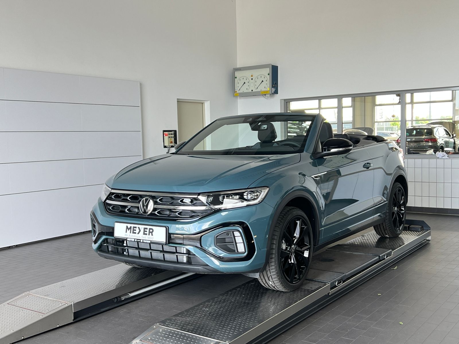 Fahrzeugabbildung Volkswagen T-Roc Cabriolet   R-Line 1.5 TSI DSG *AHK, Black
