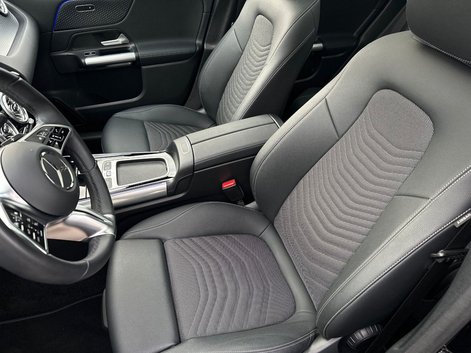 Fahrzeugabbildung Mercedes-Benz GLA 220 4Matic Progressive Line, PANORAMADACH