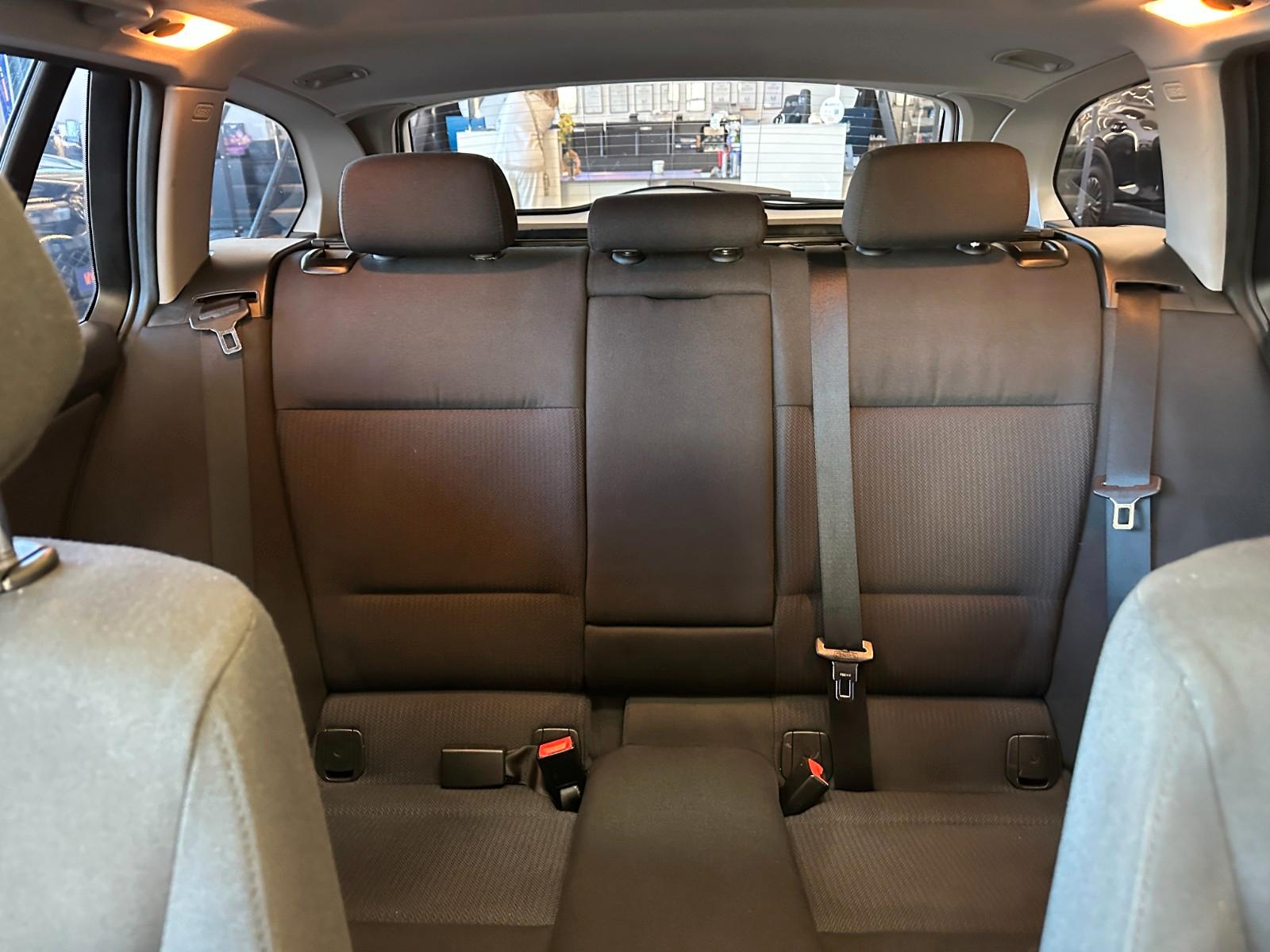 BMW 320 2011 — photo 11