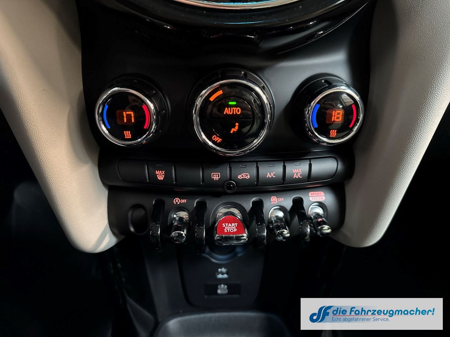 Fahrzeugabbildung MINI Cooper Classic Trim HUD Digitales Cockpit LED Ku