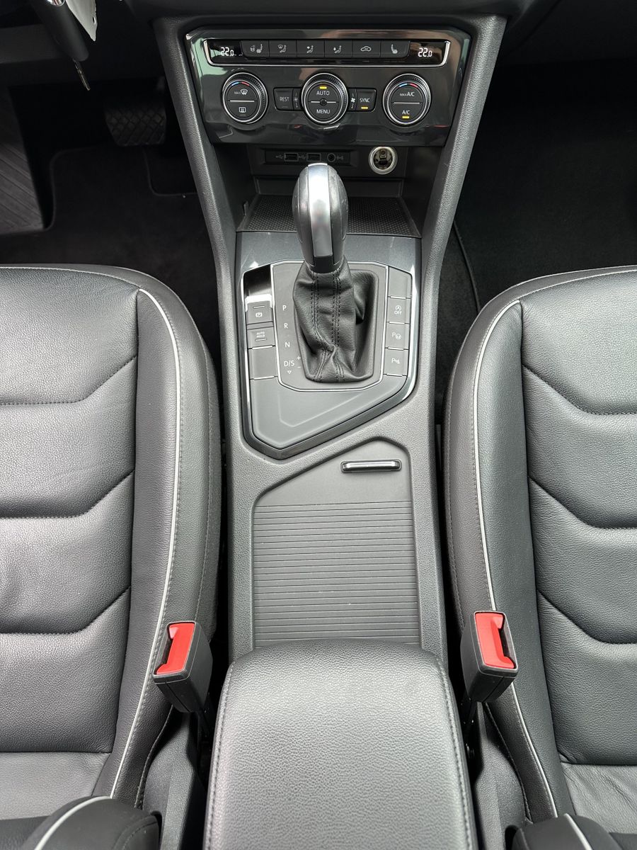 Fahrzeugabbildung Volkswagen Tiguan 2.0 TDI DSG R-Line NAV+LED+PANO+ACC+VCOCK