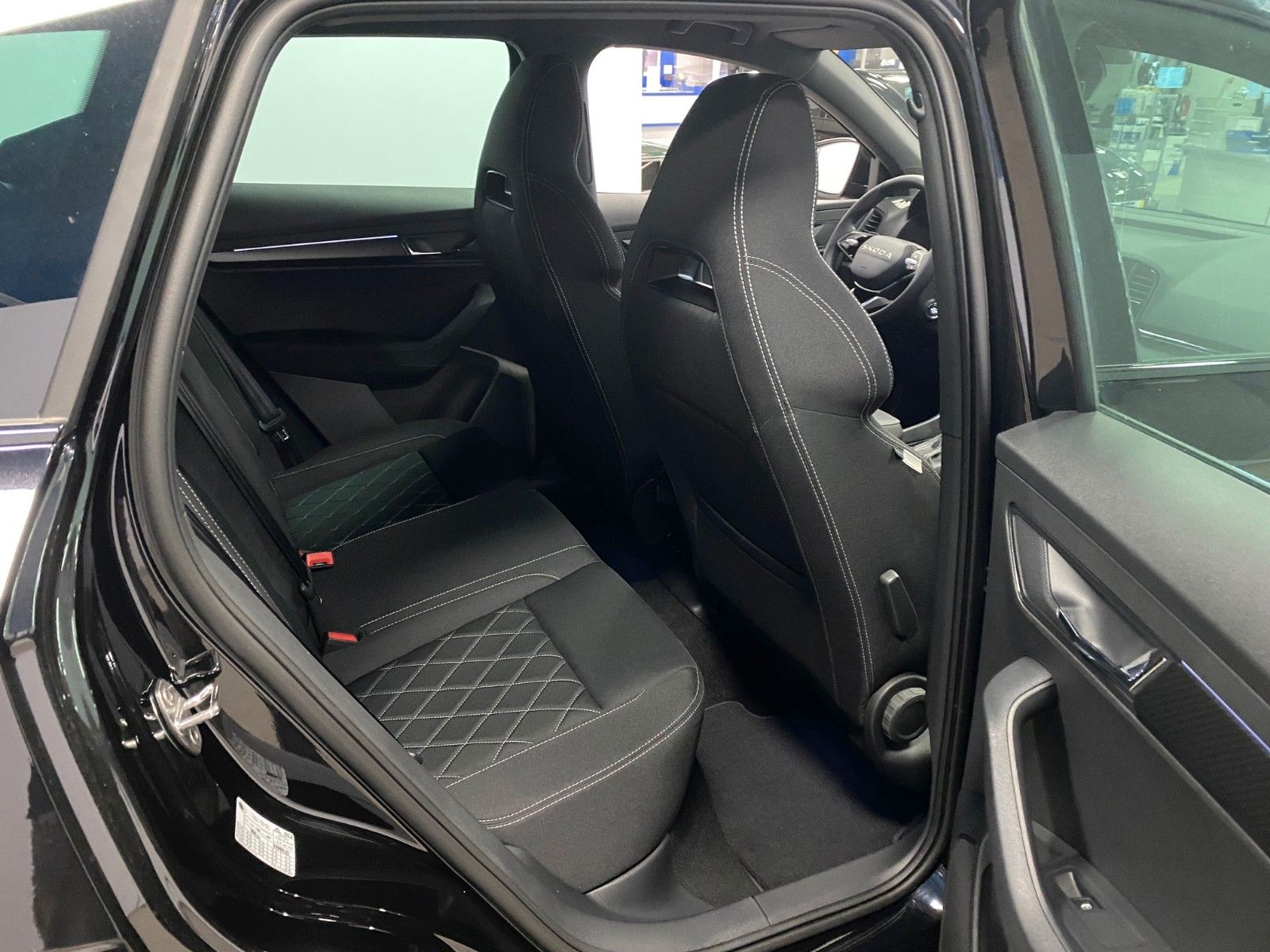 Fahrzeugabbildung SKODA Karoq 1.5l TSI DSG Sportline+NAVI+MATRIX+AHK+18"