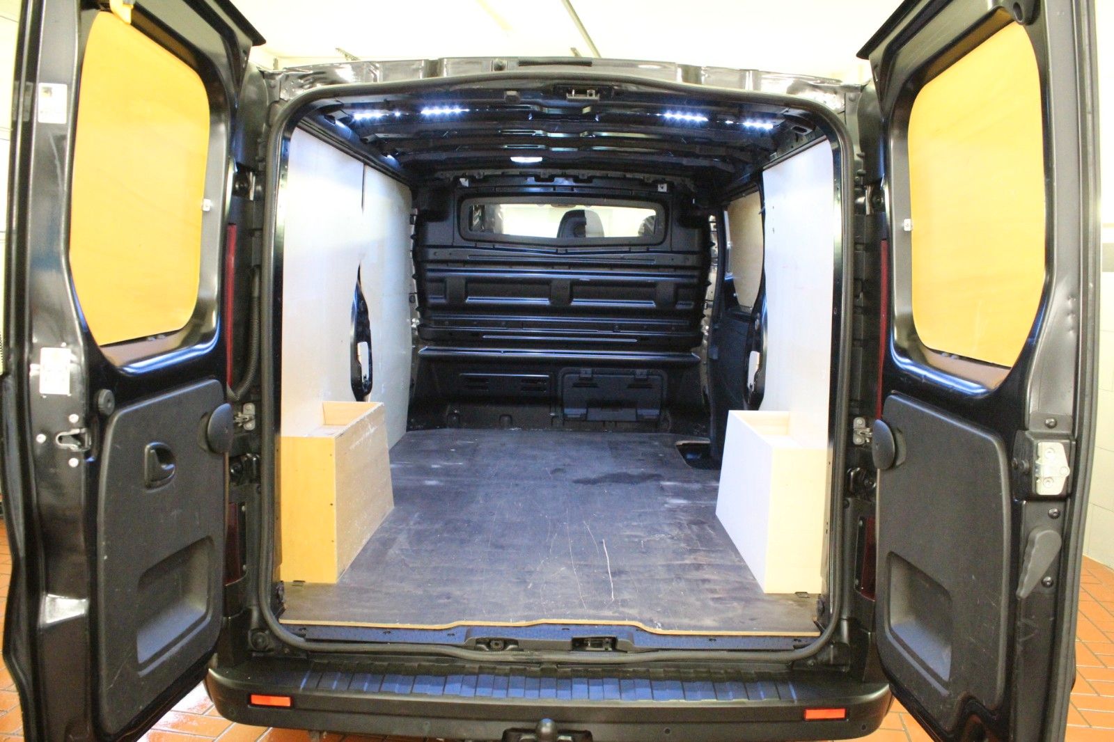 Fahrzeugabbildung Renault Trafic Grand dCi 145 L2H1 LKW 3.0t AHK