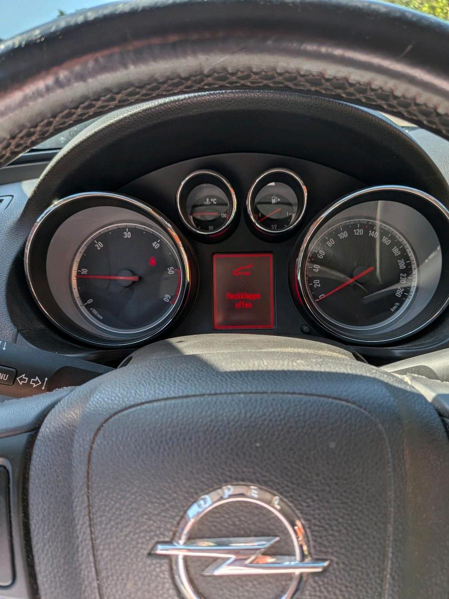Opel Insignia 2010 — interior