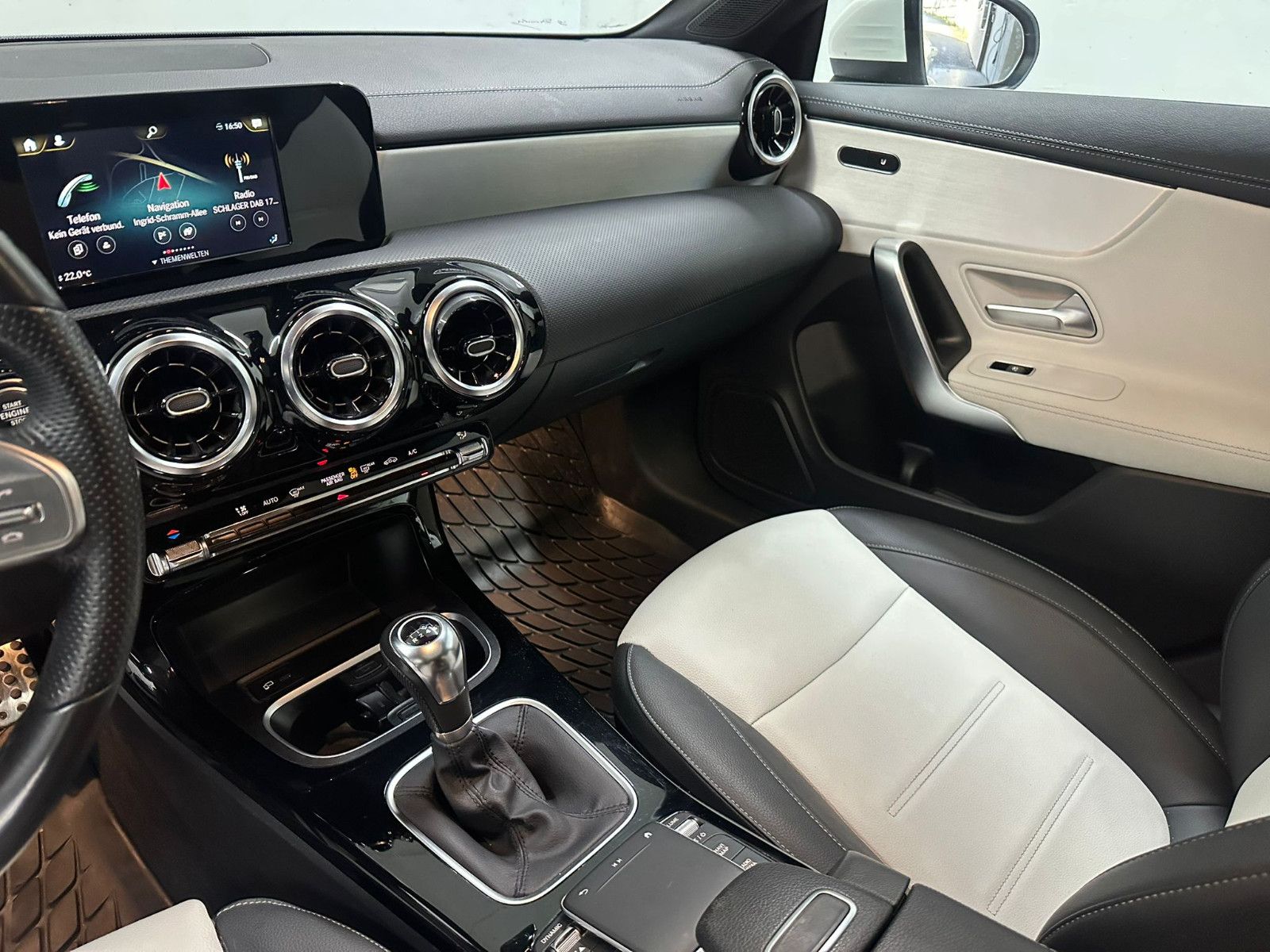 Fahrzeugabbildung Mercedes-Benz CLA 200 SB *AMG-LINE*NAVI*PANORAMA*SH*