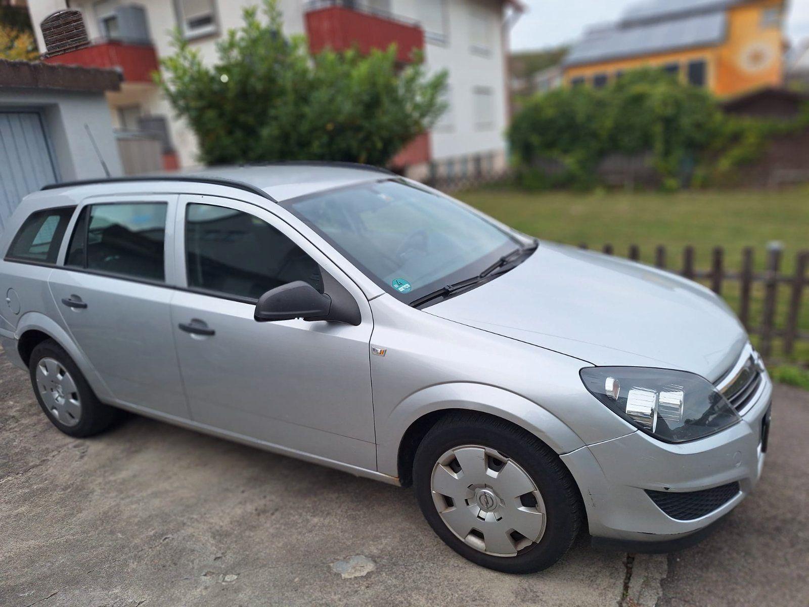 Opel Astra 2010 — rear view