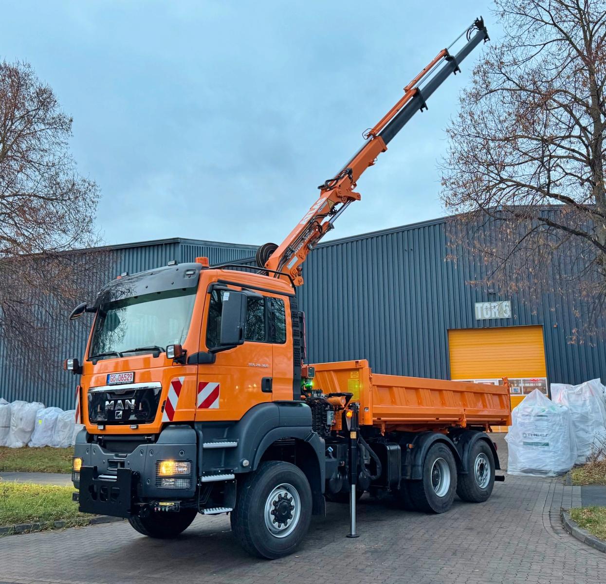 MAN TGS 28.360 - 6x4 - 1. Hand - Kipper - Kran