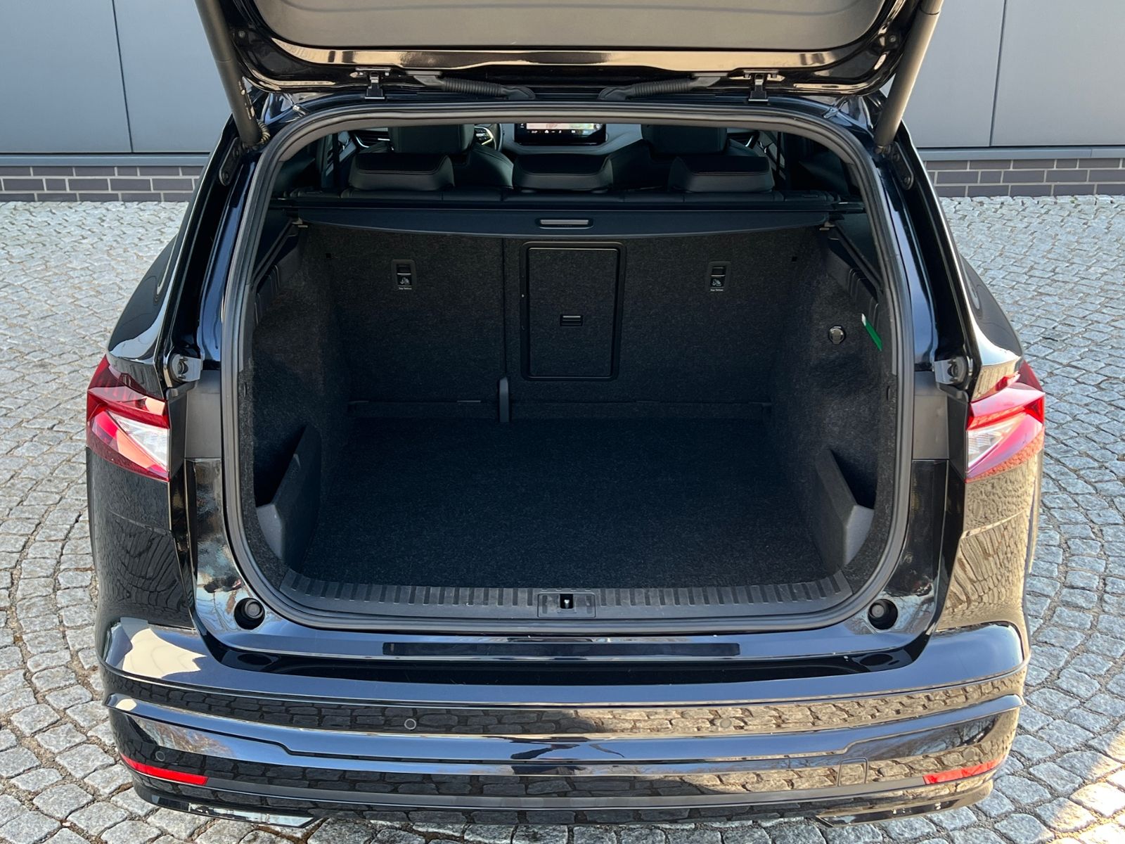 Fahrzeugabbildung SKODA Enyaq iV 80 Founders Edition *Wärmepumpe, Navi,