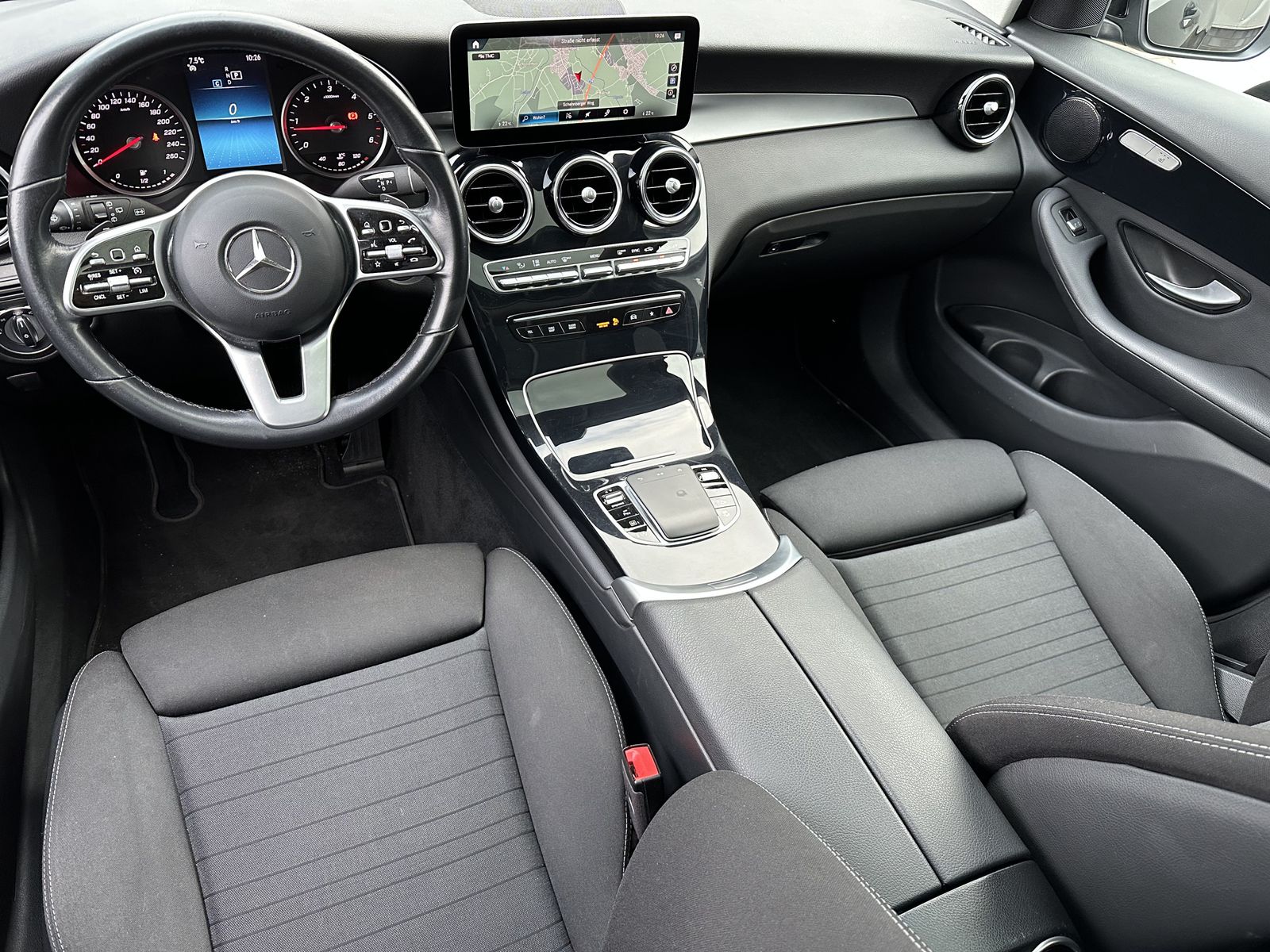 Fahrzeugabbildung Mercedes-Benz GLC 300d 4Matic NAV+LED+AHK+PANORAMA+CARPLAY+KAM