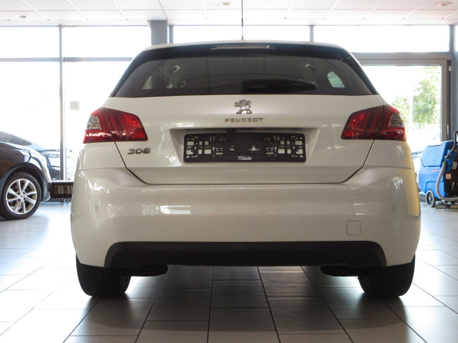 Fahrzeugabbildung Peugeot 308 Allure 1.2T LED/NAVI/R´CAM/PDC/VIRTUAL