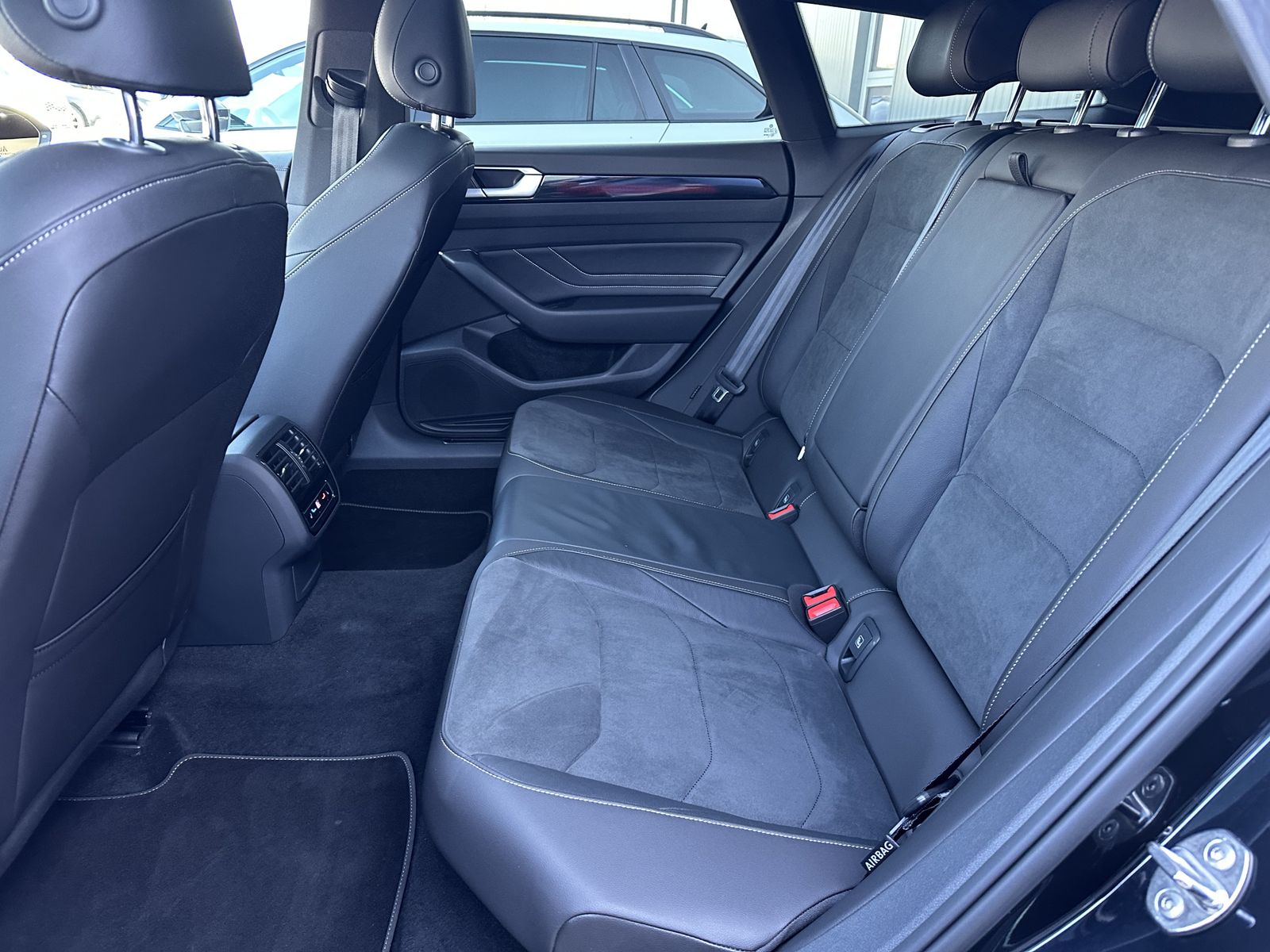 Fahrzeugabbildung Volkswagen Arteon SB 2.0 TDI DSG R-Line NAV+MATRIX+AHK+PANO