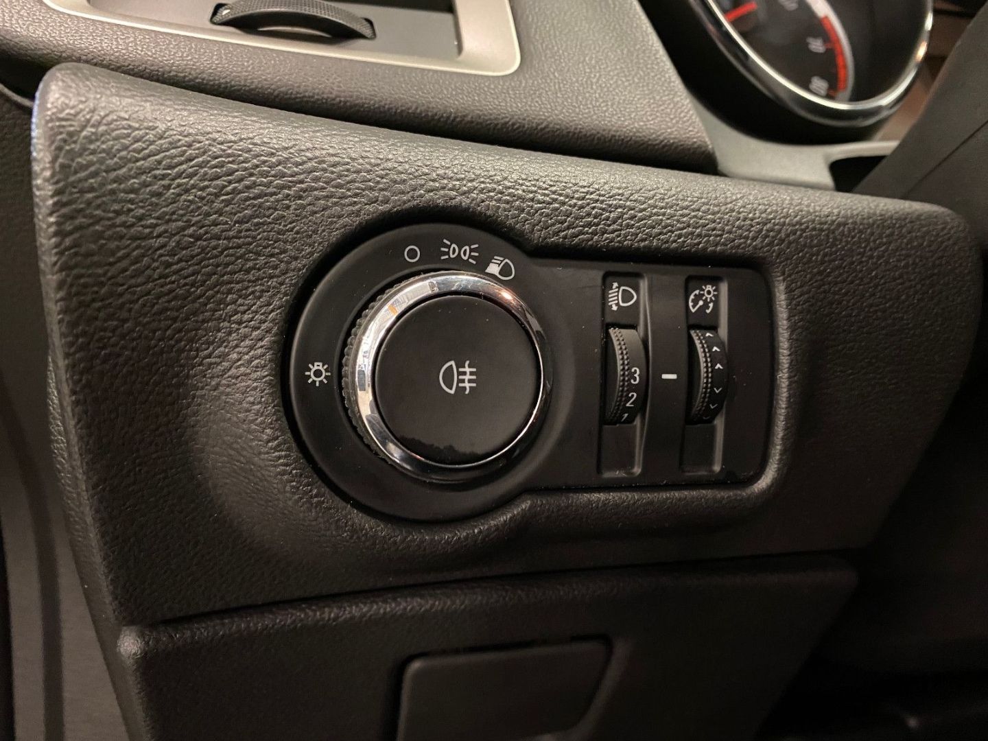Fahrzeugabbildung Opel Astra J Lim. 5-trg. Edition AHK Klima