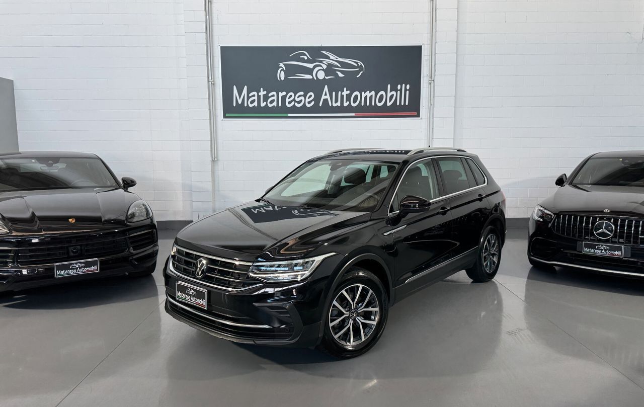 Volkswagen Tiguan - 1