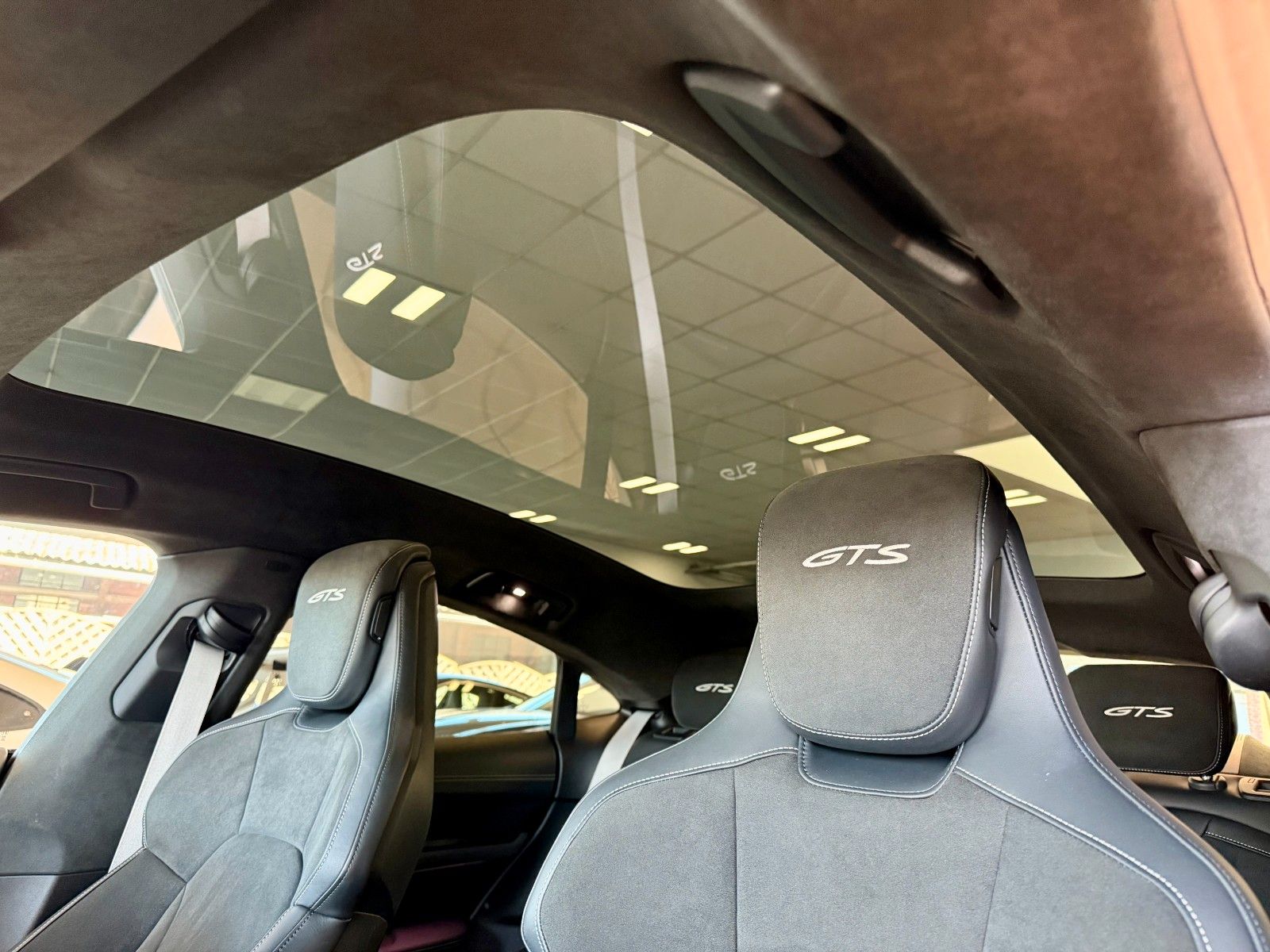 Fahrzeugabbildung Porsche Taycan GTS Panorama/HeadUP/Hinterachlenkung