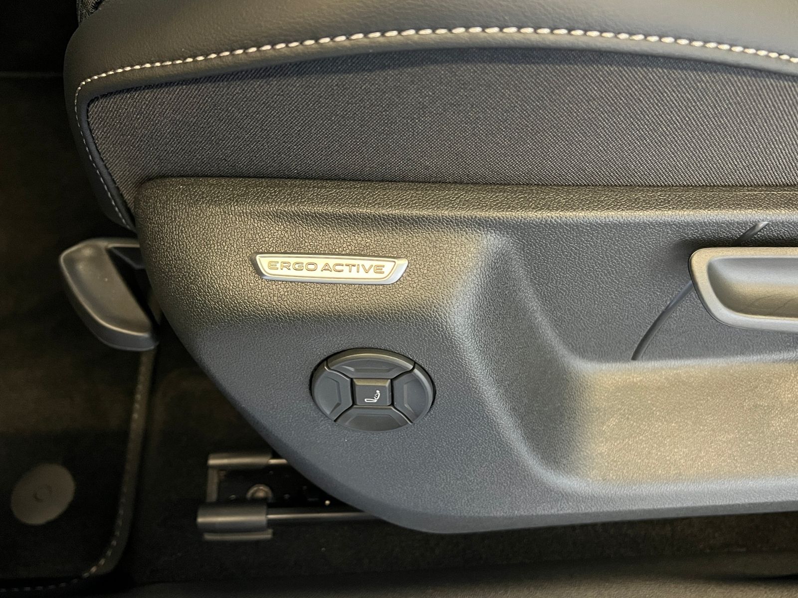 Fahrzeugabbildung Volkswagen Tayron R-Line 2.0 TDI DSG 4MOTION *AHK,Navi,Stan