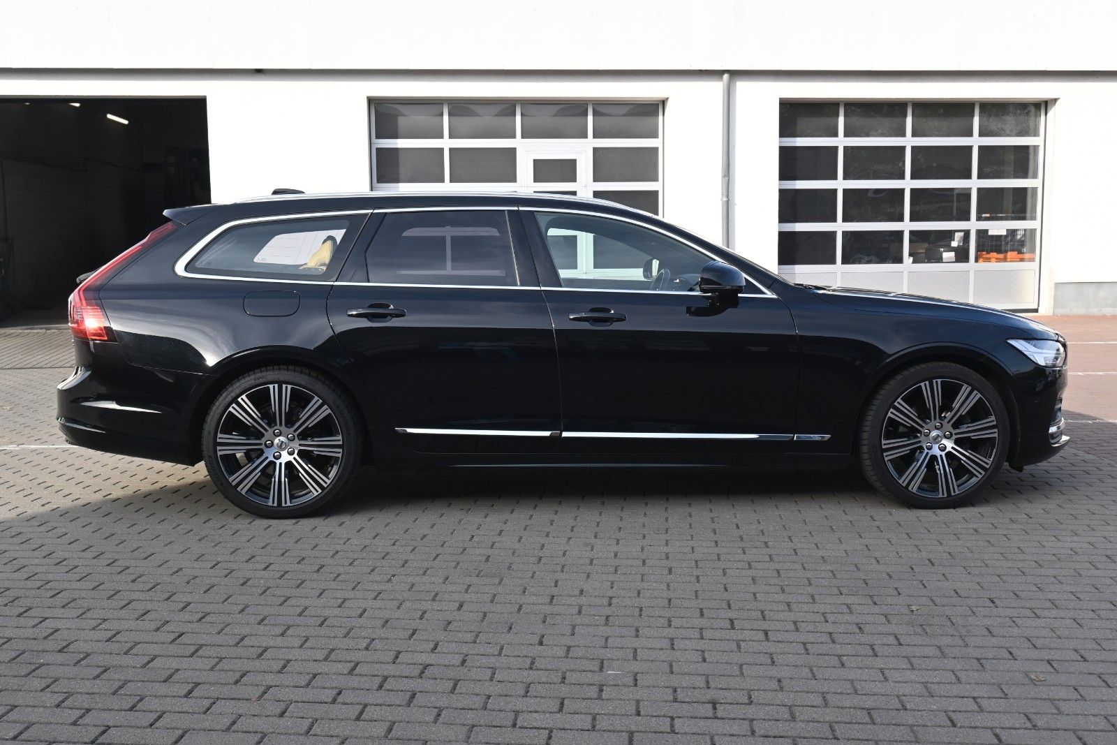 Fahrzeugabbildung Volvo V90 B4 D Plus Bright*STDHZG*360°*PANO*ACC*AHK