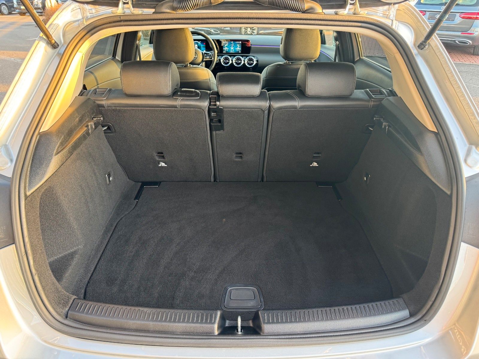 Fahrzeugabbildung Mercedes-Benz A 180 Progressive+LED+Ambiente+RFK+TotW