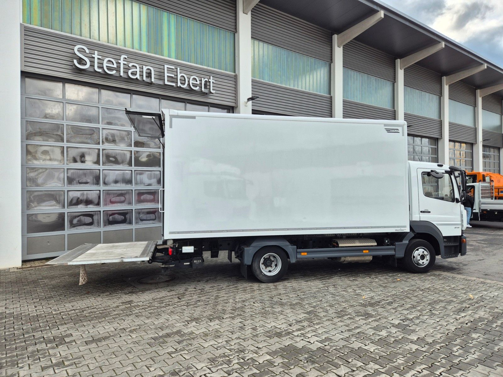 Fahrzeugabbildung Mercedes-Benz Atego 818 L 4x2 LBW ThermoKing V-600