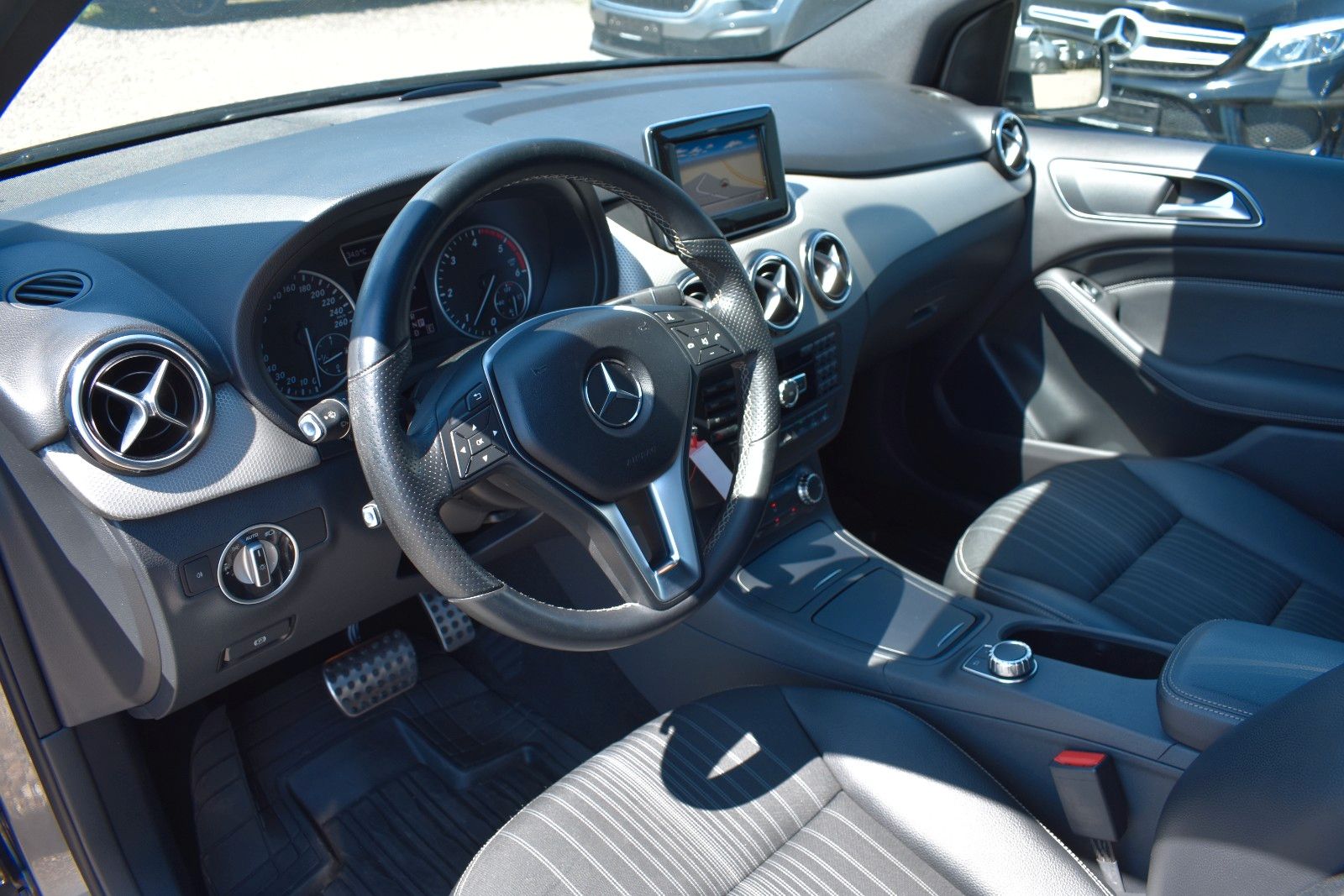 Fahrzeugabbildung Mercedes-Benz B 200 CDI Automatik Sport Paket Navi Sitzheizung