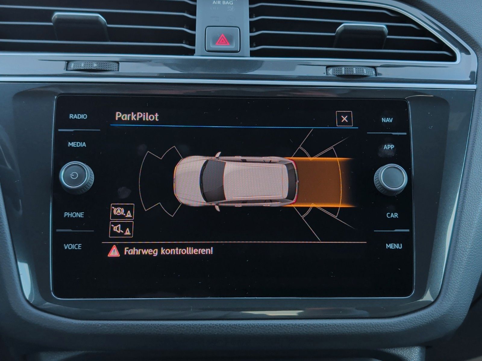 Fahrzeugabbildung Volkswagen TIGUAN 2.0 TDI R-LINE BLACKSTYLE HUD 19" AHK KAM