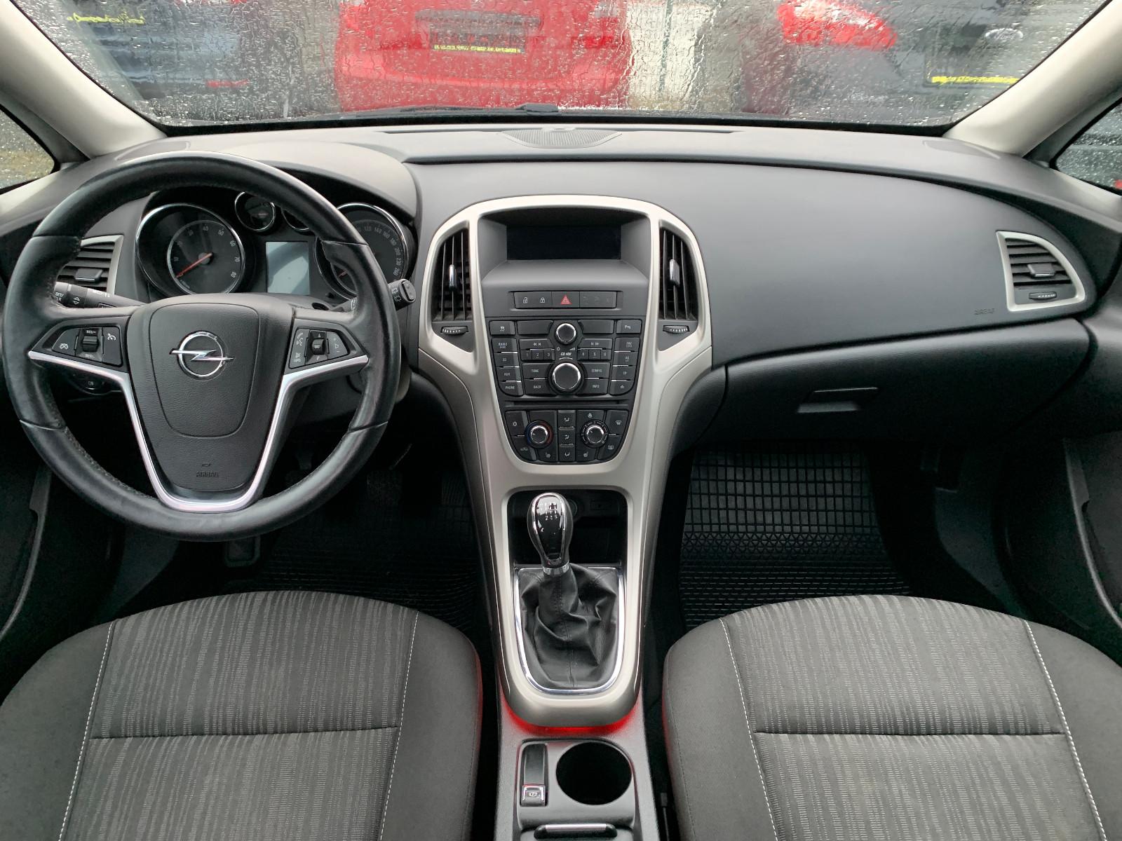 Opel Astra 2011 — photo 16