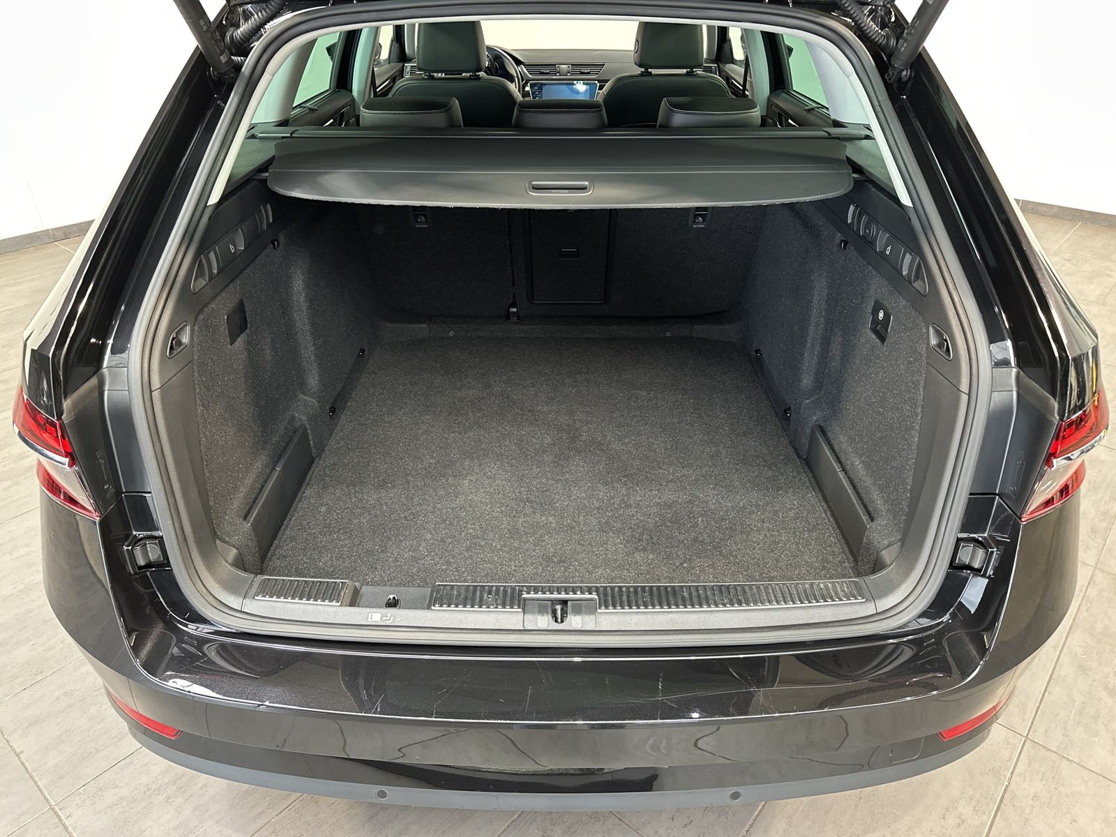 Fahrzeugabbildung SKODA Superb Combi 2.0 TDI DSG L&K NAV+LED+PANO+STANDH