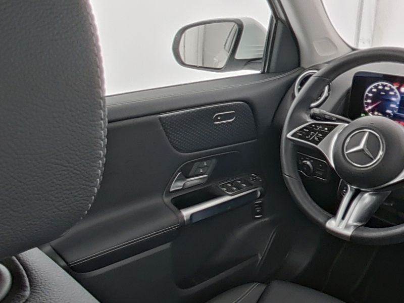 Fahrzeugabbildung Mercedes-Benz GLB 180 PROGRESSIVE*7-SITZER*APPLECAR-PLAY*KAMER