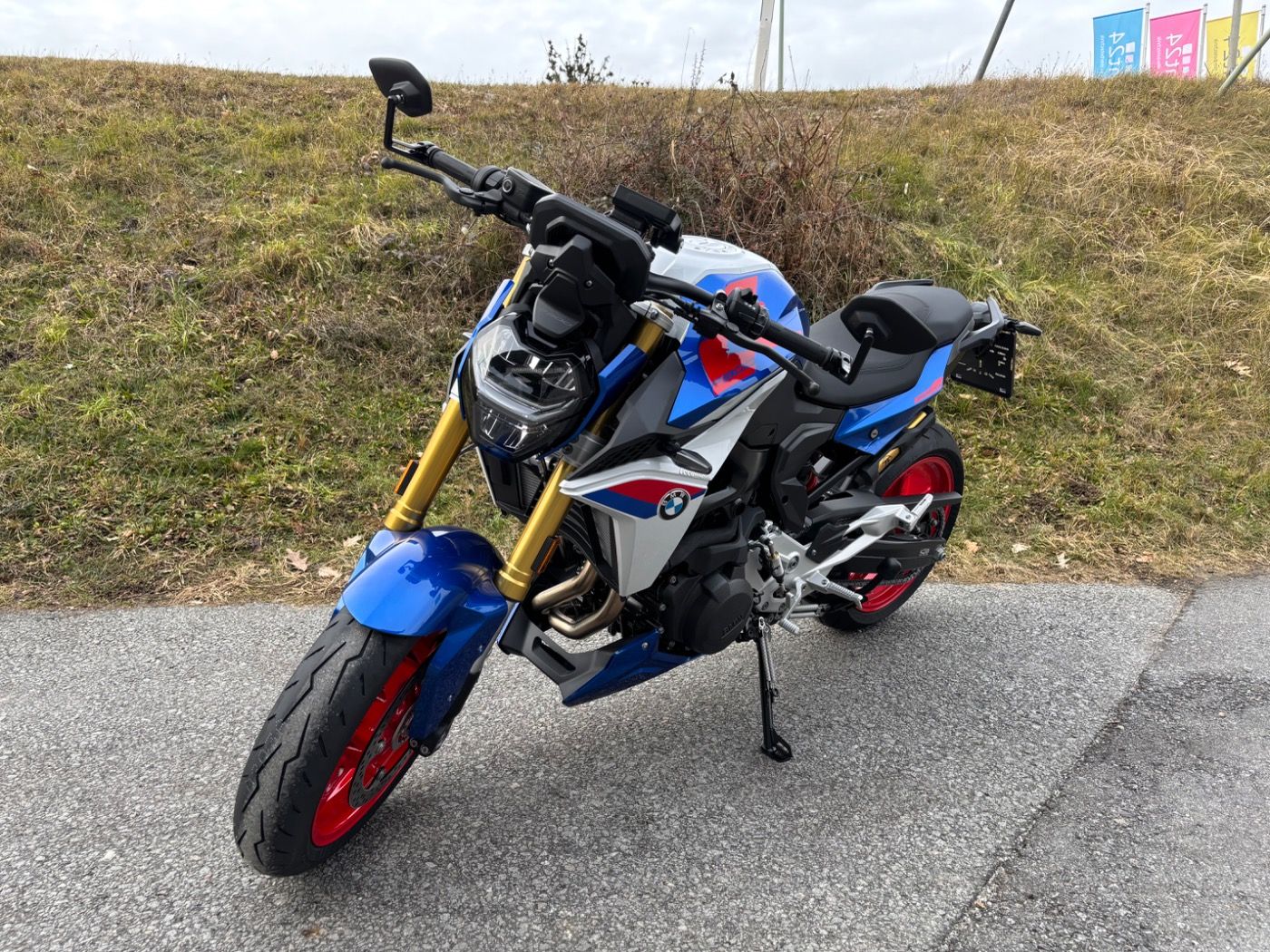 Fahrzeugabbildung BMW F 900 R Style Sport 2 Pakete