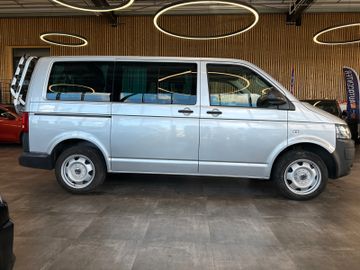 Volkswagen T5 *CAMPER*KÜCHE*BETT(aufklappbar)*ESSTISCH*AHK*