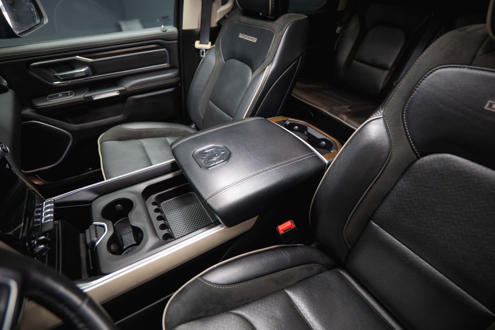 Fahrzeugabbildung Dodge RAM 5.7 V8 HEMI 4x4 LARAMIE PUNISHER *Pano*LED*