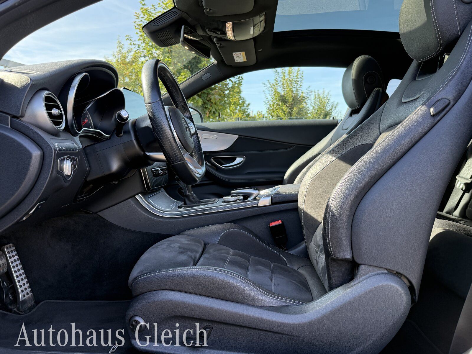 Fahrzeugabbildung Mercedes-Benz C 180 Coupe AMG-Line Interieur/Navi/LED