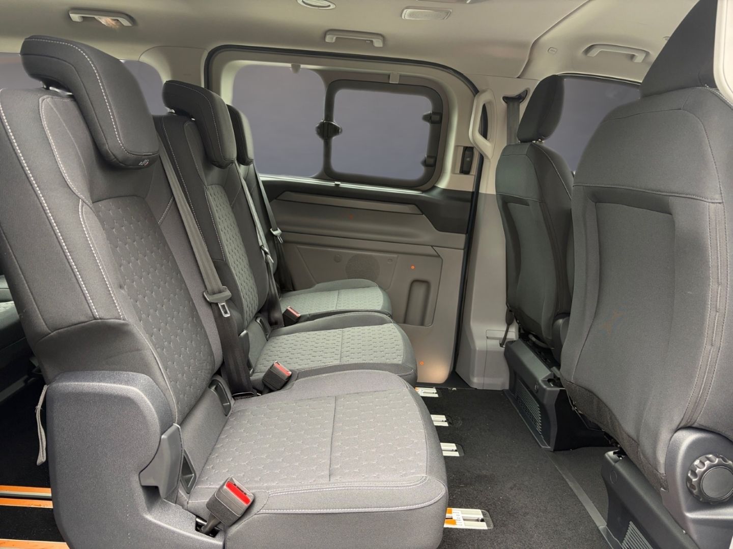Fahrzeugabbildung Ford Tourneo Custom Bus (TTU) 320 L2 Titanium