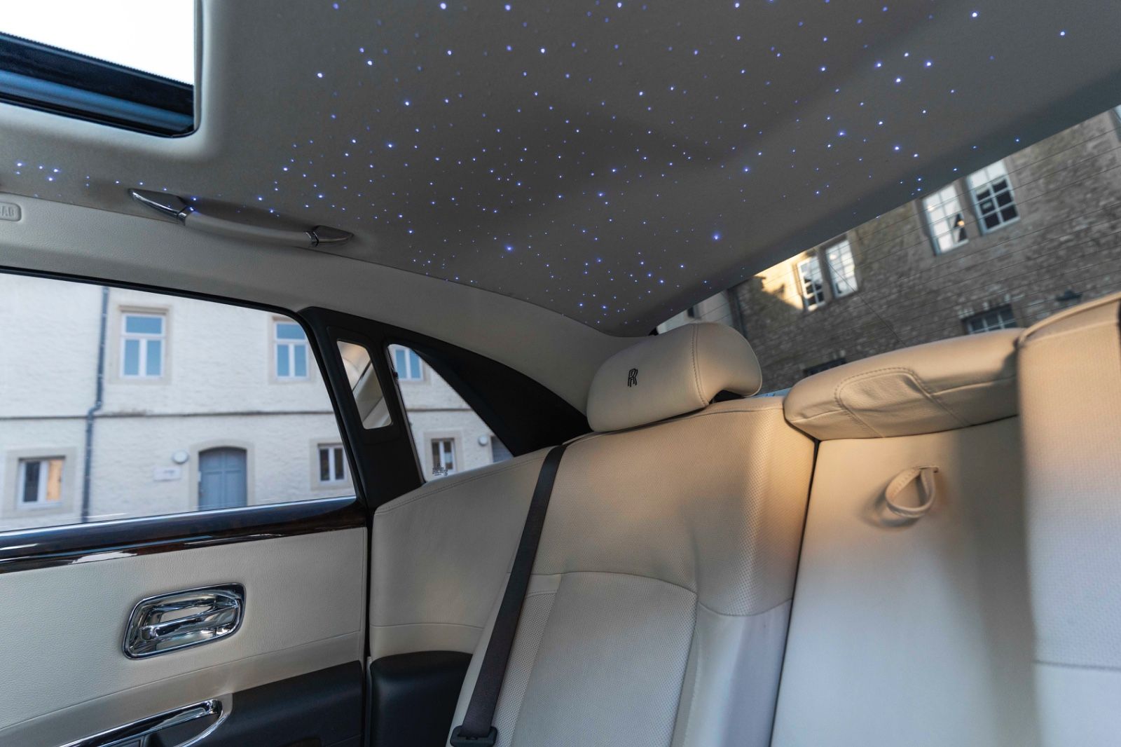 Fahrzeugabbildung Rolls-Royce Ghost V12 TWO TONE FACELIFT STERNHIMMEL KÜHLBOX