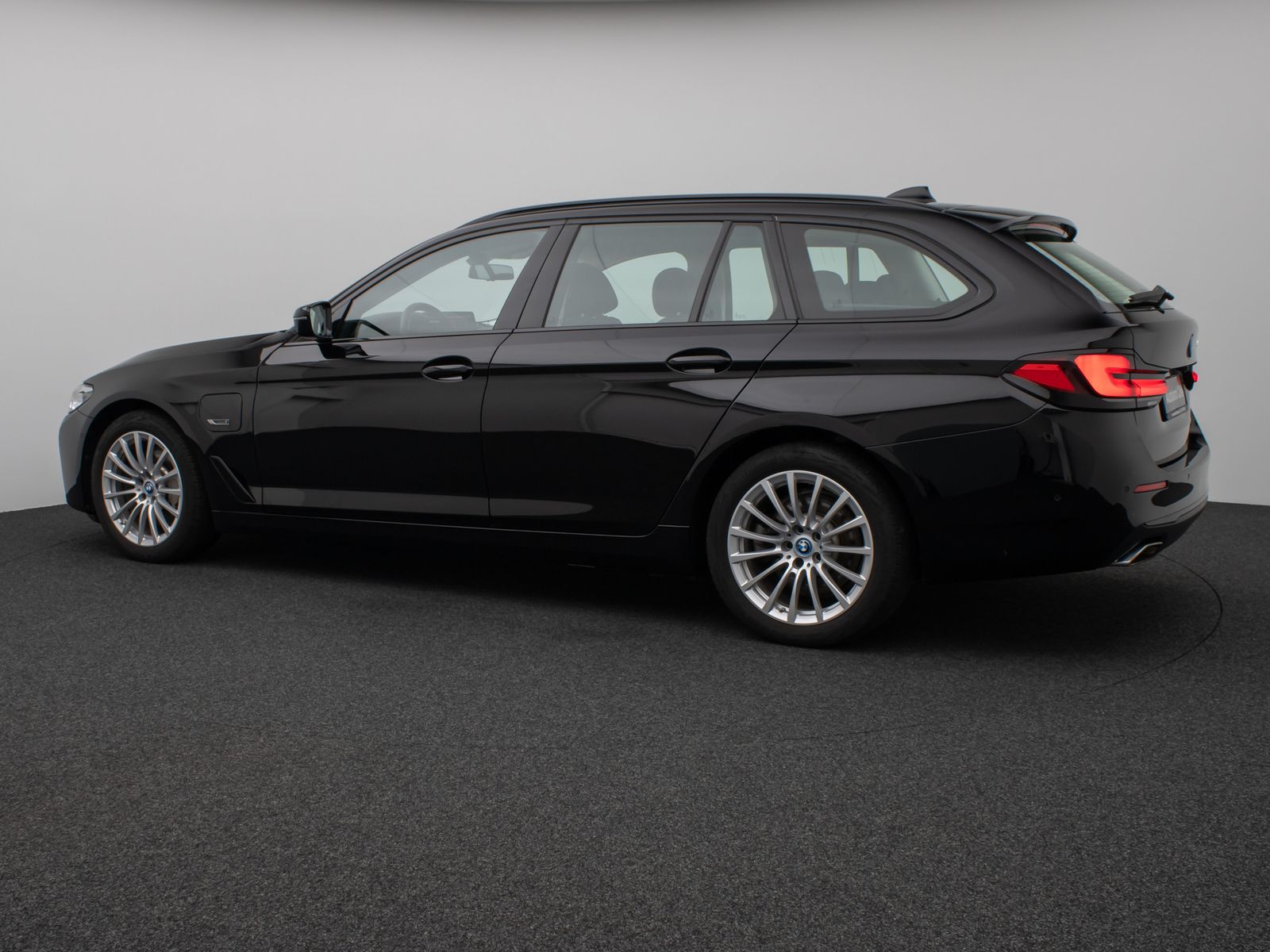 Fahrzeugabbildung BMW 530e Kamera DAB WLAN CockPitPro ACC Alarm LED