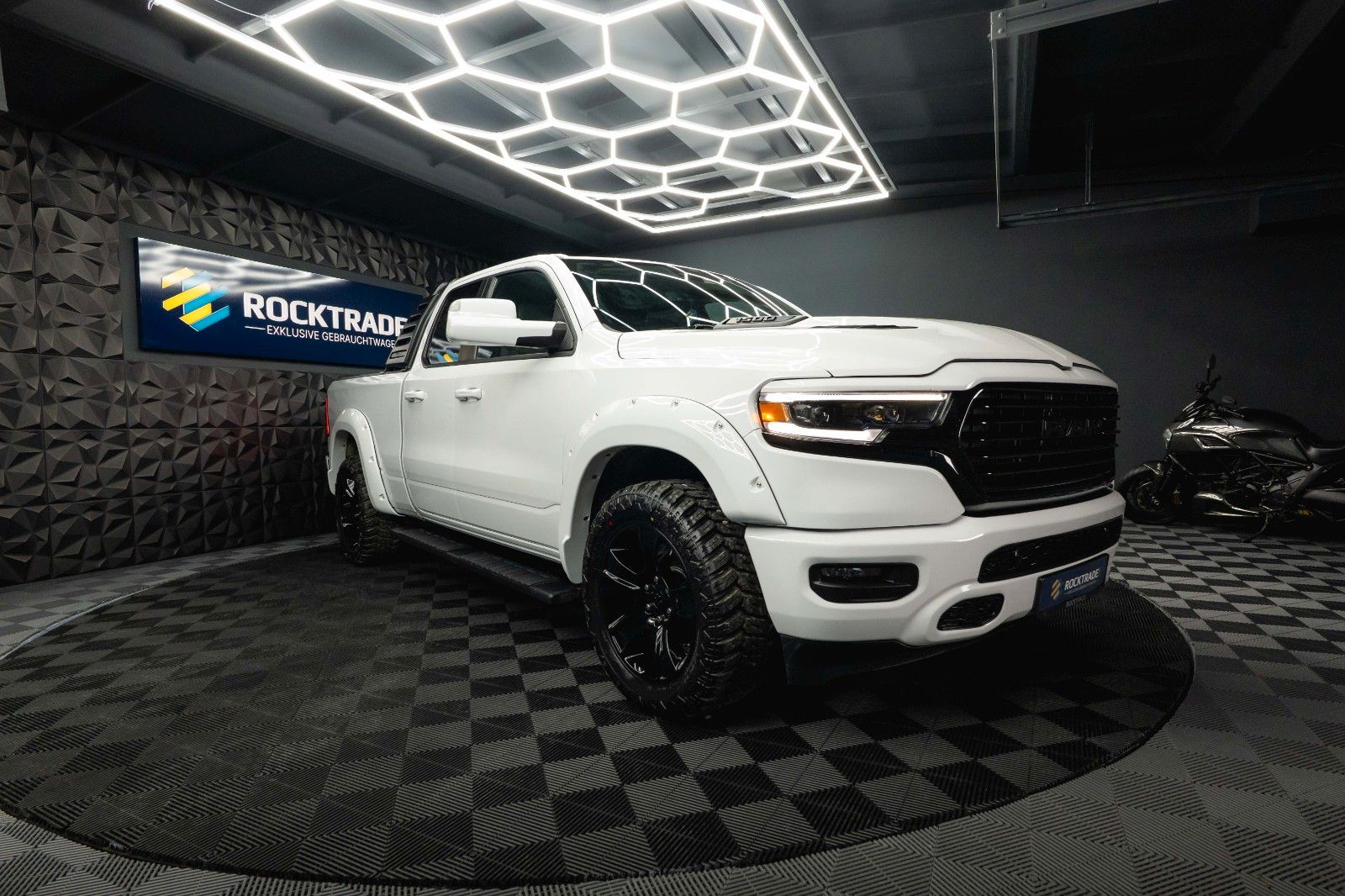 Fahrzeugabbildung Dodge RAM 5.7 V8 HEMI 4x4 OFFROAD LONGBED Limited 19%