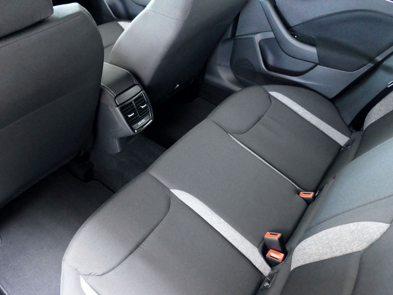 Fahrzeugabbildung SKODA Kamiq Essence 1.0 TSI DSG | LED PDC GRA App