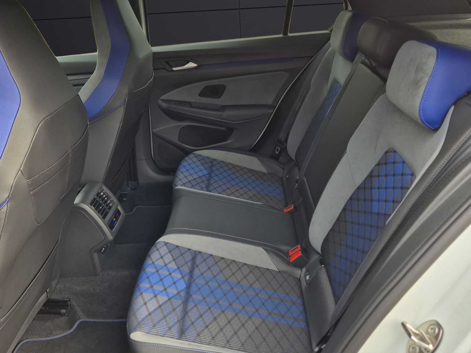 Fahrzeugabbildung Volkswagen Golf VIII R DSG 4M LEDplus Navi AID Pano Akra AC