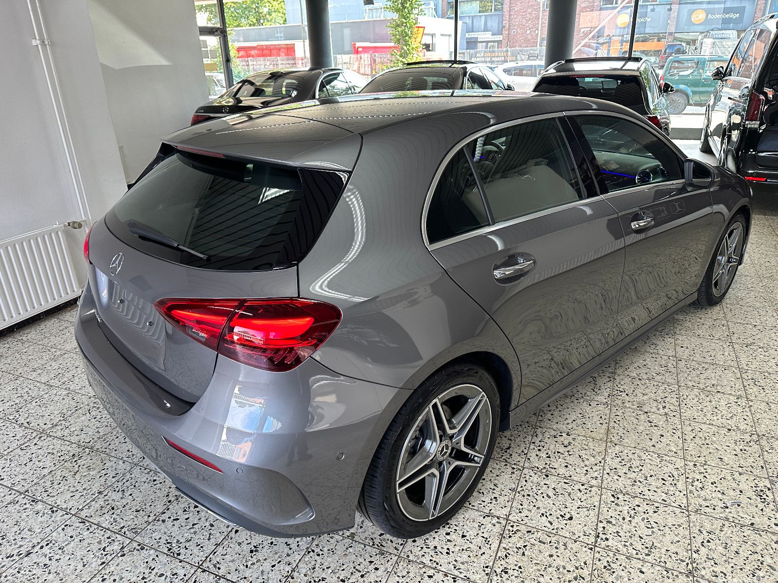 Mercedes-Benz A 180 AMG Line NAV LED PTS SHZ KEYLESS KAMERA 1H foto 6