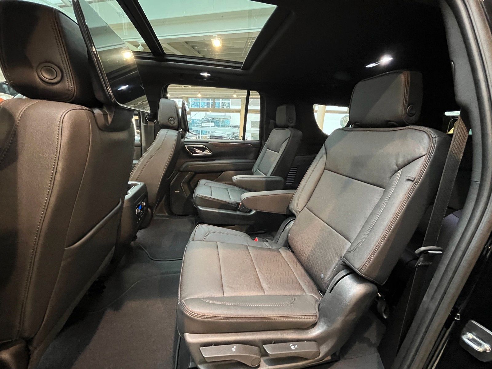 Fahrzeugabbildung Chevrolet Suburban High Country 6.2 *AHK*Pano*360°