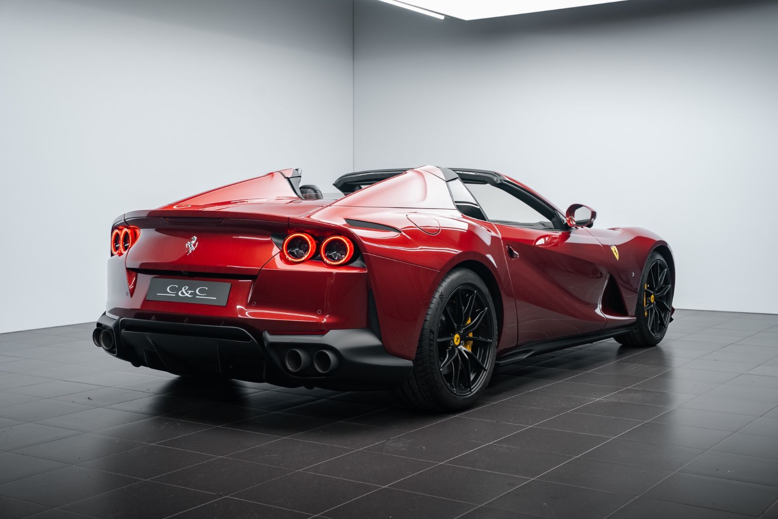 Fahrzeugabbildung Ferrari 812 GTS LIFT/SURROUND/CARBON/HISTORICAL COLOUR
