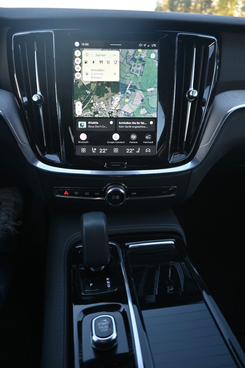 Fahrzeugabbildung Volvo V60 T6 Plus Dark AWD*AHK*LHZG*Leder*
