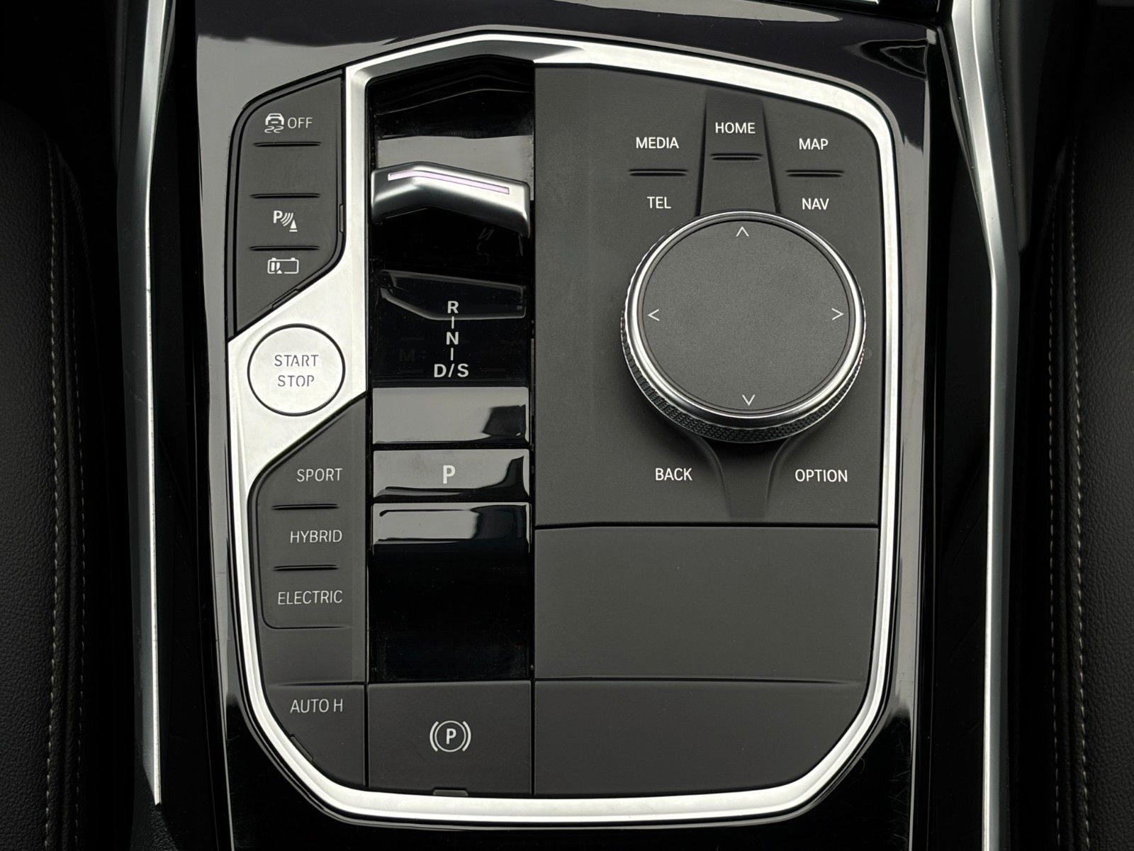 Fahrzeugabbildung BMW 330e Touring Advantage Akustik LcPlus HIFI CAM