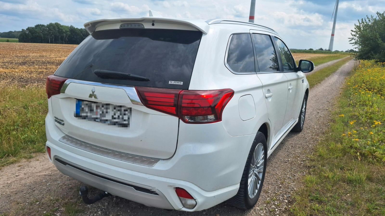Mitsubishi Outlander 2.4 MIVEC PLUG-IN HYBRID 4WD Top Top