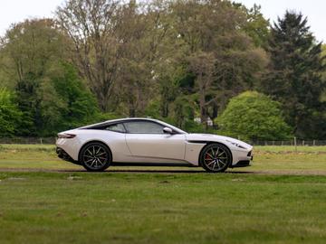 2016 Aston Martin DB11 — фото 4