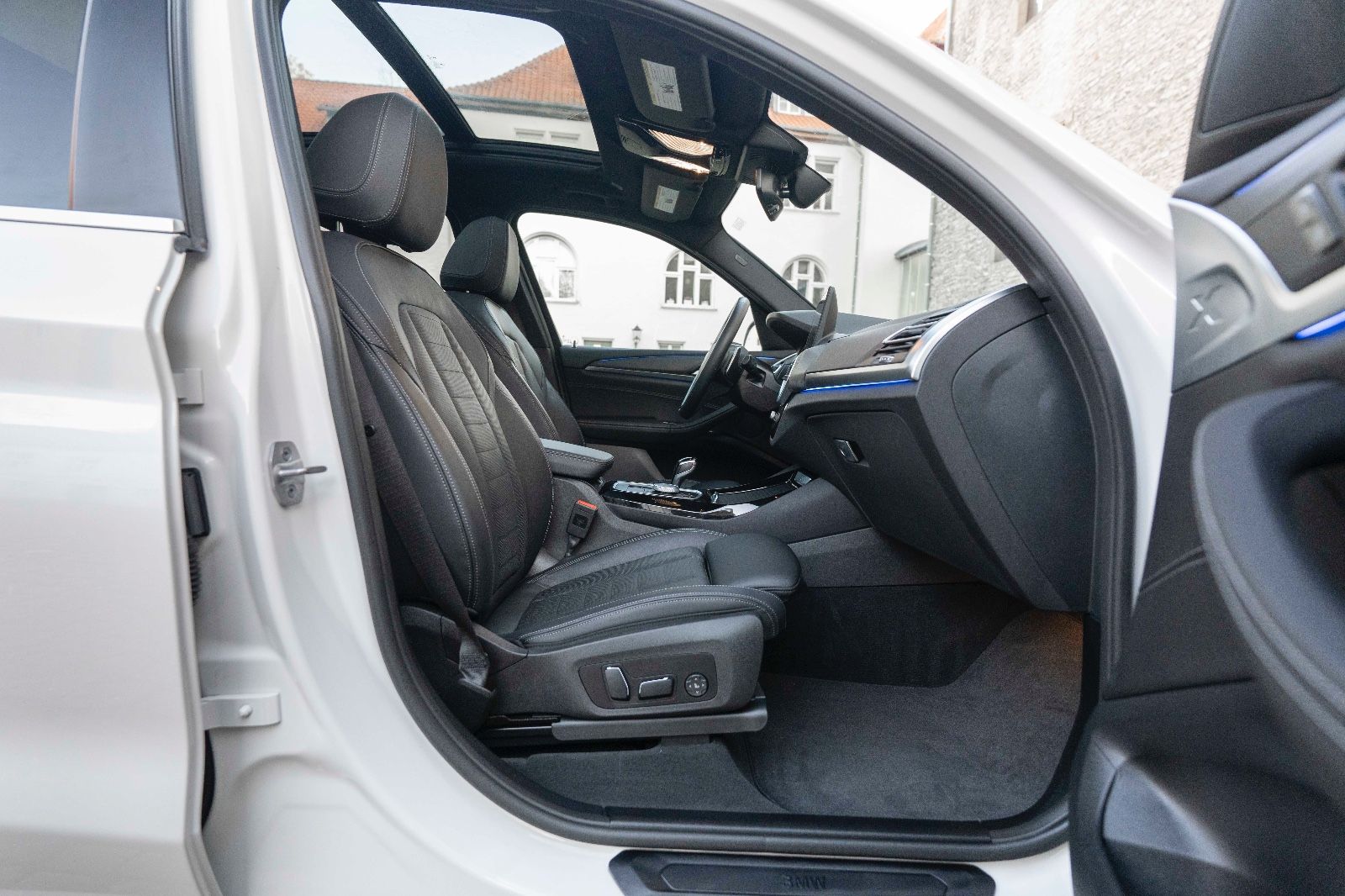 Fahrzeugabbildung BMW X3 xDrive30i HUD LED HIFI KAM NAV PANO SITZH