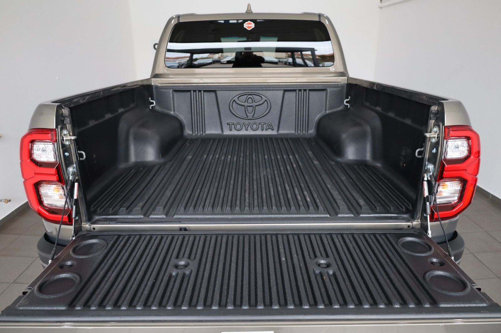 Fahrzeugabbildung Toyota Hilux Double Cab Invincible,ACC,Nav,AHK,Garantie
