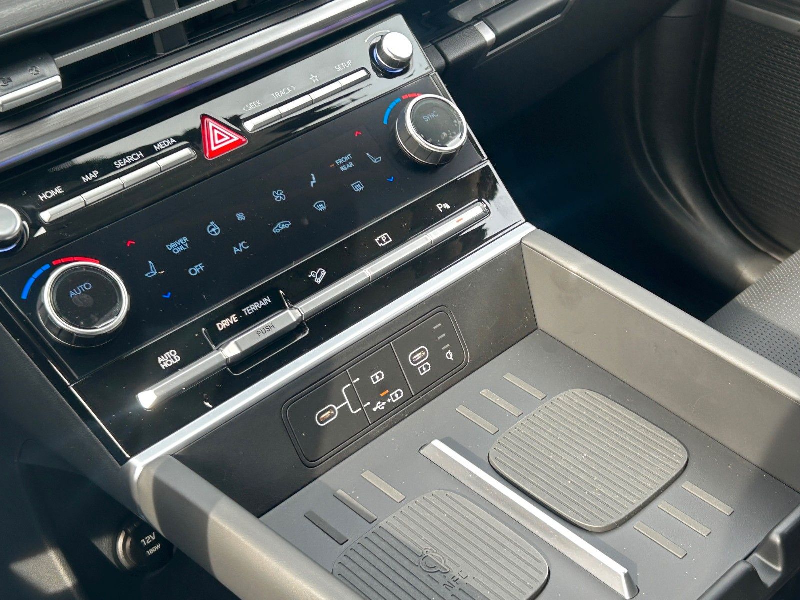 Fahrzeugabbildung Hyundai SANTA FE 1.6 T-GDI HEV Signature *ACC*7Sitz*360°