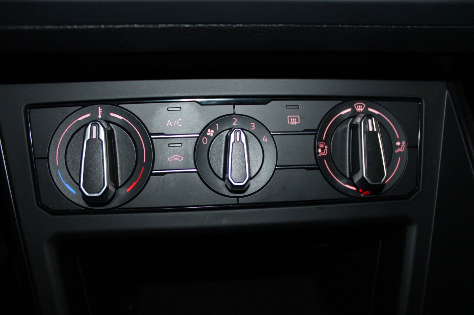 Fahrzeugabbildung Volkswagen Polo 1.0 TSI TRENDLINE 5-trg Klima PDC 1.Hand